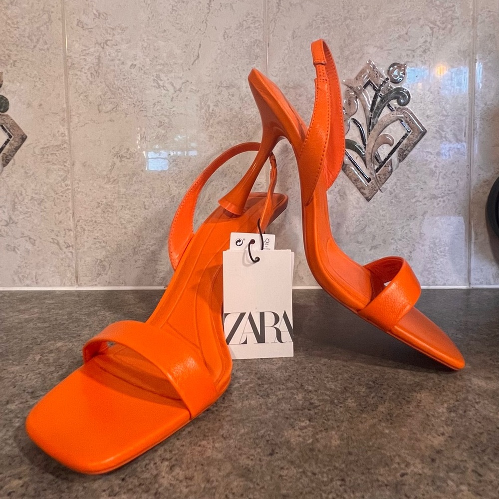 SLINGBACK HEELED LEATHER SANDALS